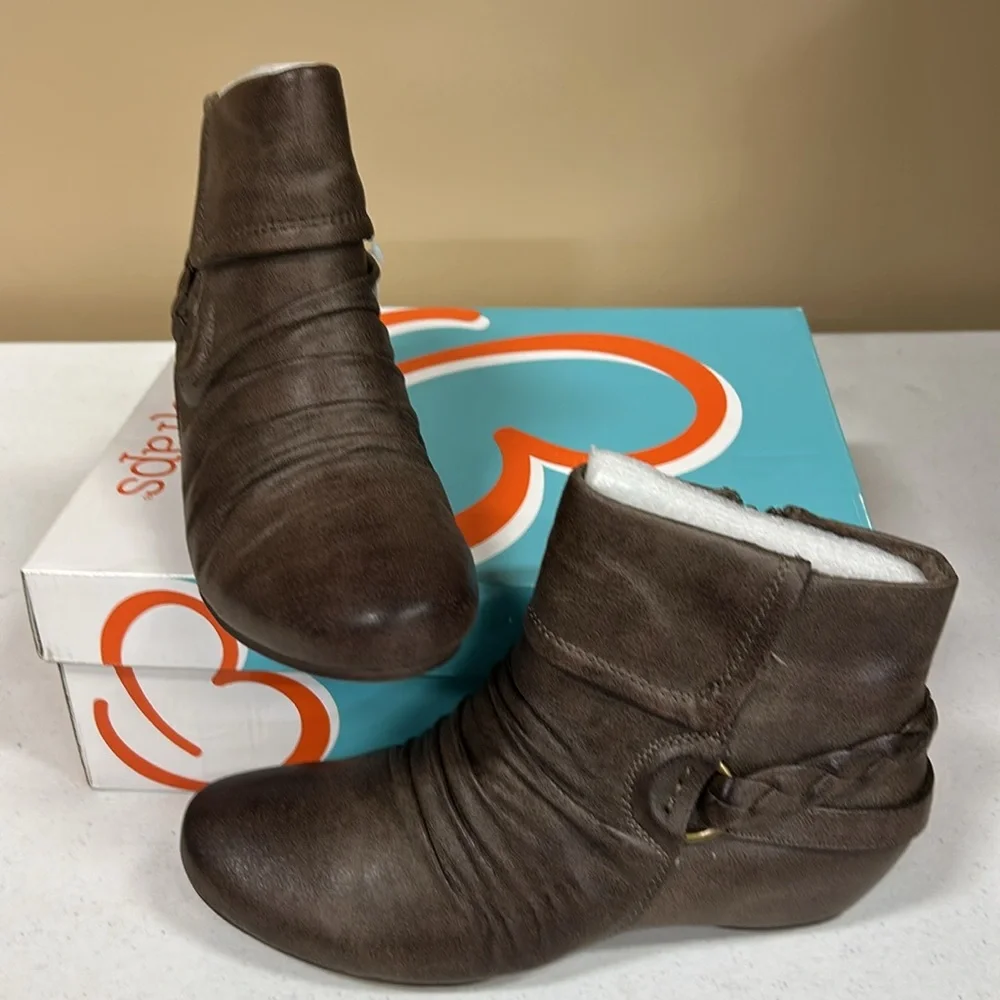 BareTraps Brown Ankle Booties with Ruched Design NEW. 8M - Picture 16 of 16